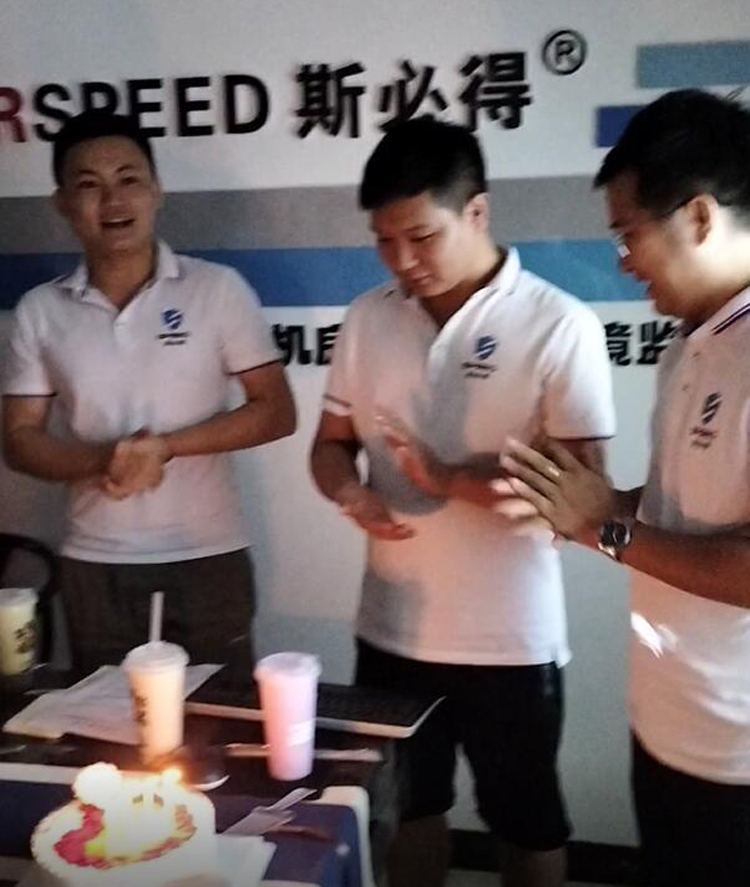 茄子视频免费观看科技召開9月份總結會暨生日會